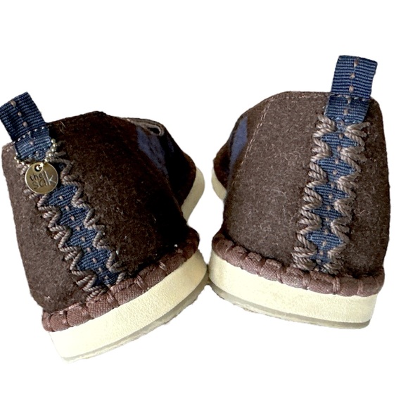 THE SAK | Brown and Blue Tribal Rear Charm Slip Ons - Picture 4 of 6